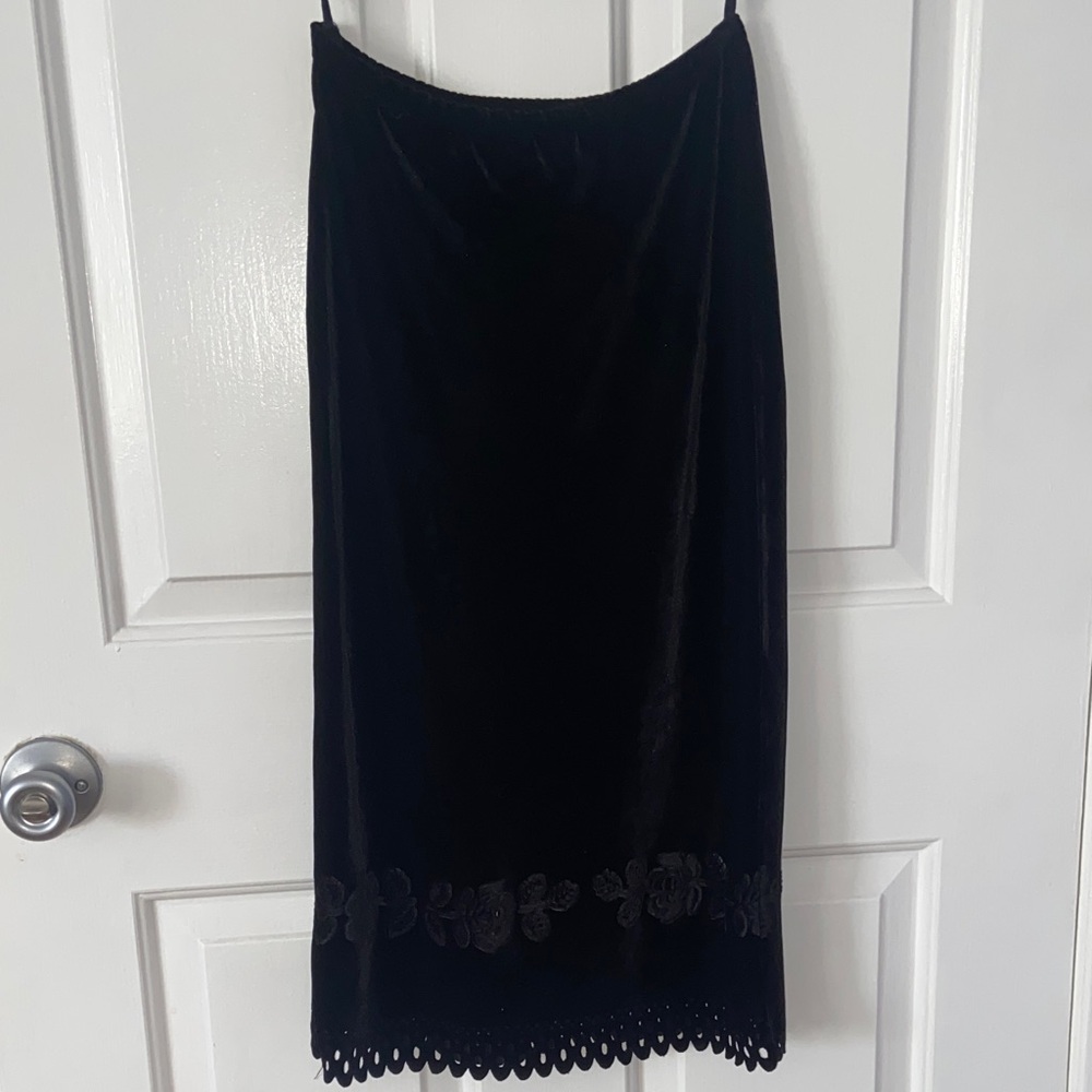 ✨ Luxe Black Velvet Pencil Skirt | Elegant & Timeless Style | Size M - Picture 3 of 8
